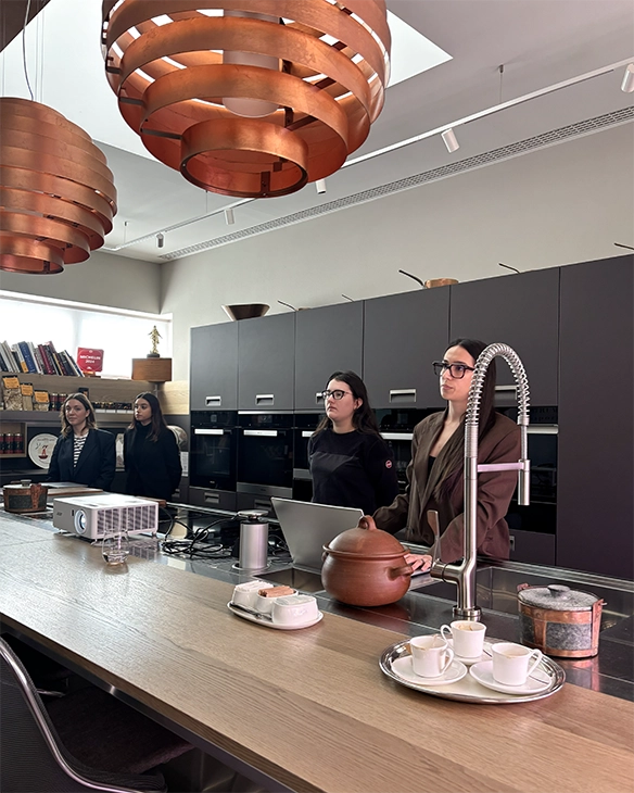 Gli studenti presentano il loro progetto per Experience Excellence presso Il Luogo Aimo e Nadia.